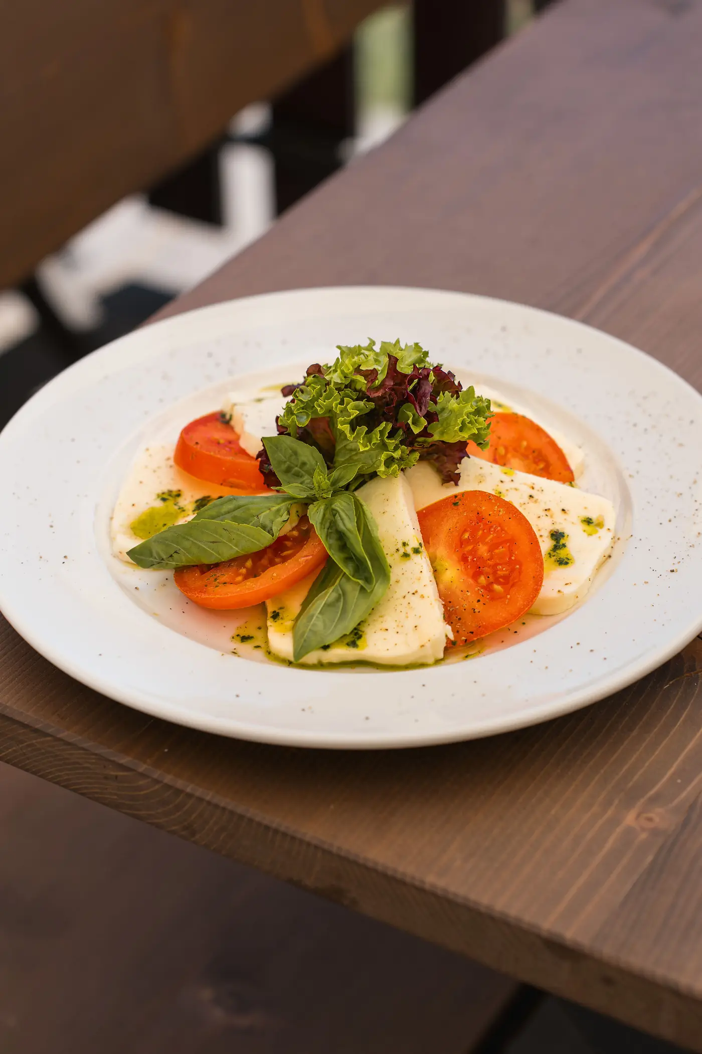 Caprese mit Tomaten, Mozzarella und Basilikum