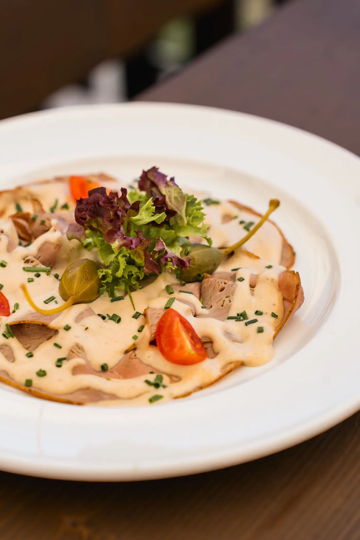 Vitello Tonnato mit Kapernäpfeln