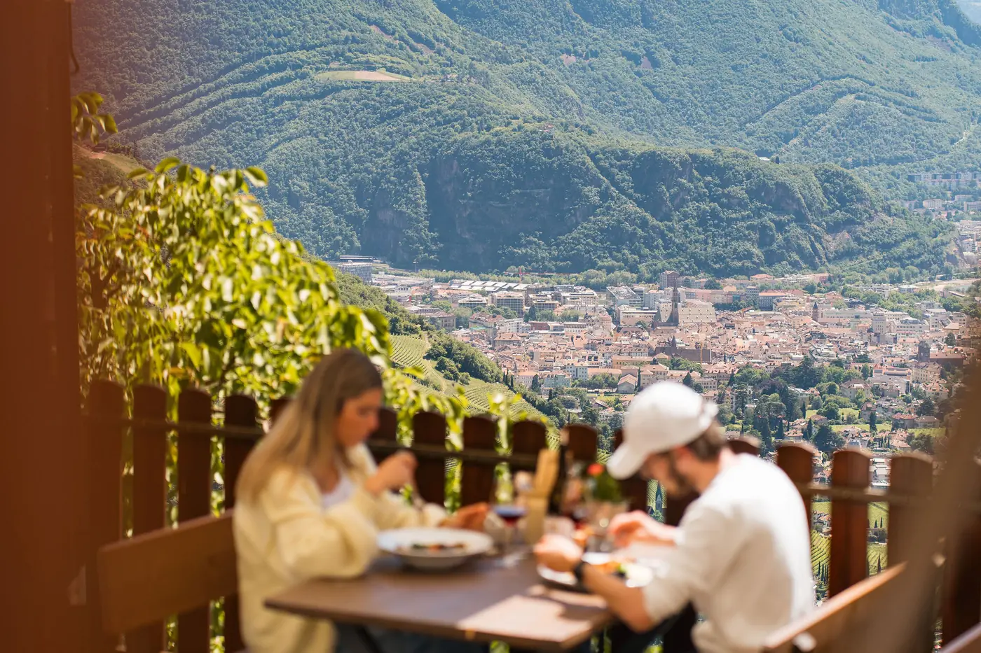Paar auf der Terrasse mit Panoramablick über Bozen