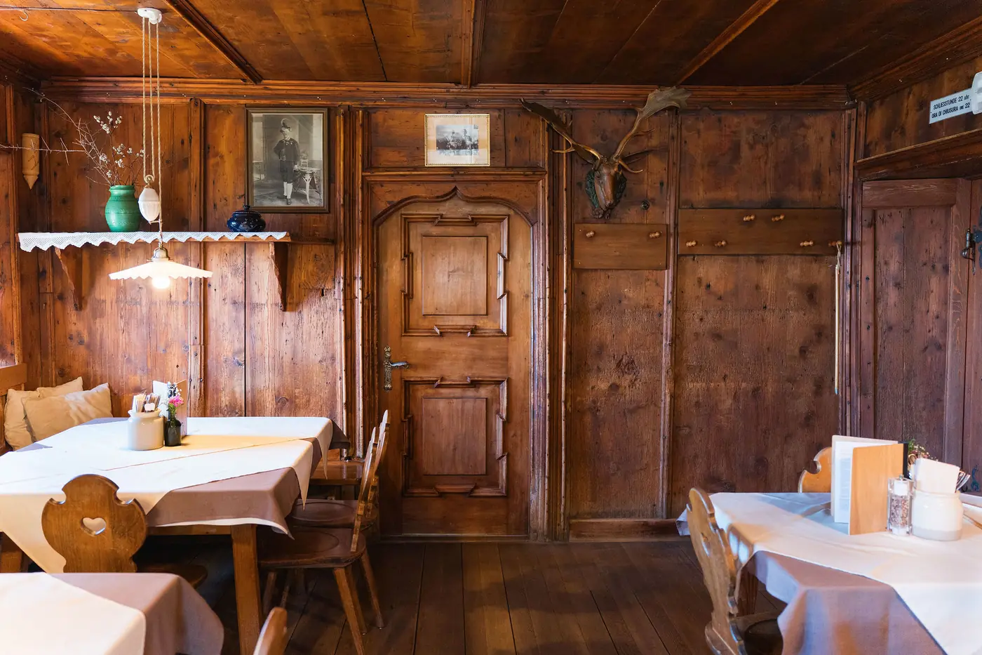 Holzgetäfelte Stube im Gasthaus Rafenstein